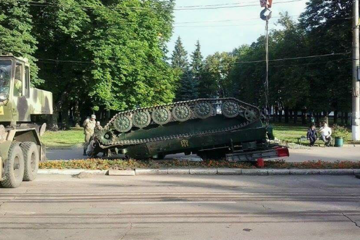 В Сумской области перевернулся гусеничный зенитно-ракетный комплекс