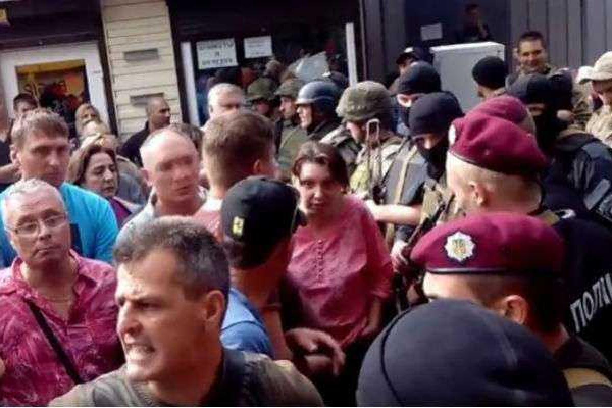 В Днепре активисты подрались с полицейскими из-за сноса киосков В Днепре активисты подрались с полицейскими из-за сноса киосков