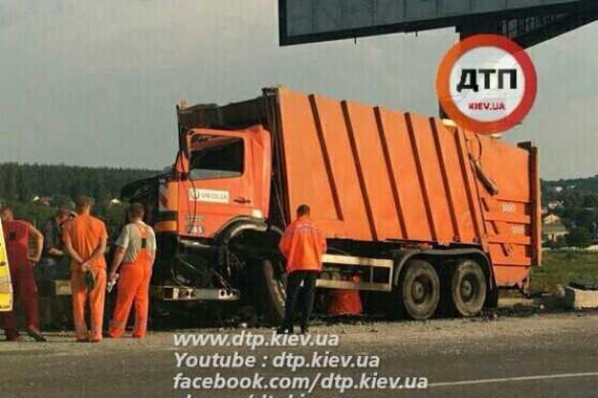 Масштабное ДТП под Киевом: мусоровоз влетел в припаркованную фуру