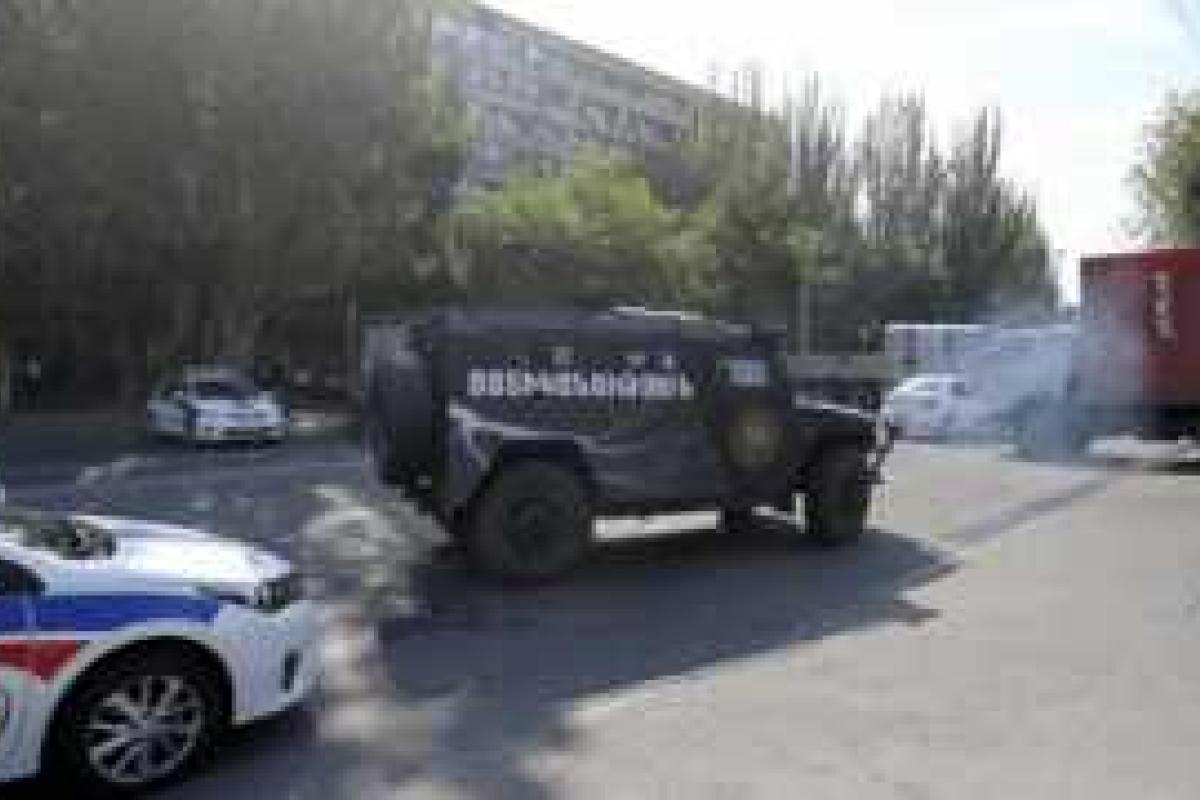 В Ереване спецназ готовится штурмовать полицейский участок с заложниками В Ереване спецназ готовится штурмовать полицейский участок с заложниками