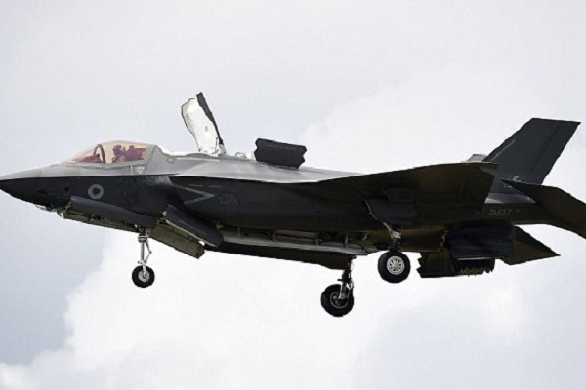 Опубликовано видео уникальных трюков самого быстрого в мире истребителя Опубликовано видео уникальных трюков самого быстрого в мире истребителя