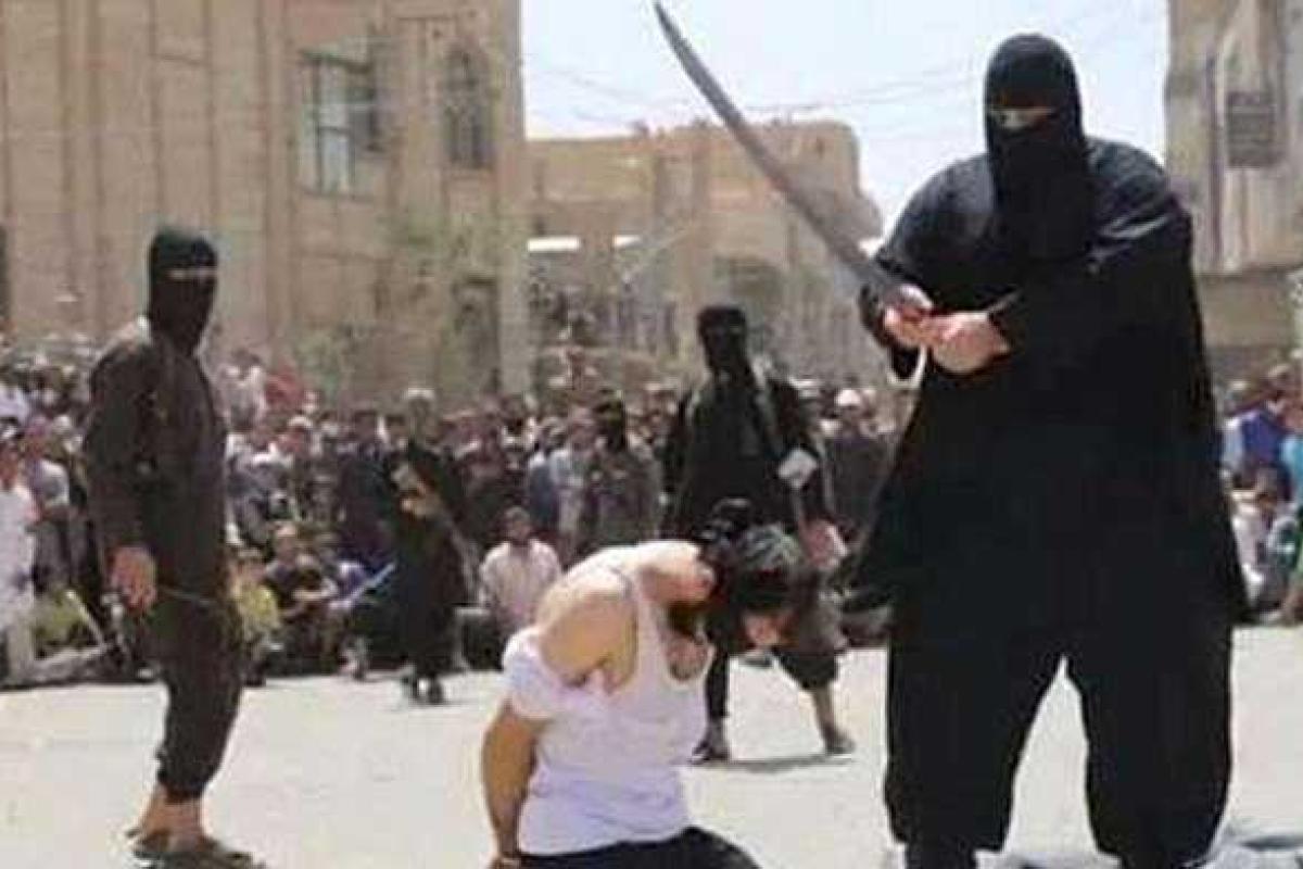 В Сирии террористы "ИГИЛ" казнили четырех футболистов прямо на глазах у детей В Сирии террористы "ИГИЛ" казнили четырех футболистов прямо на глазах у детей