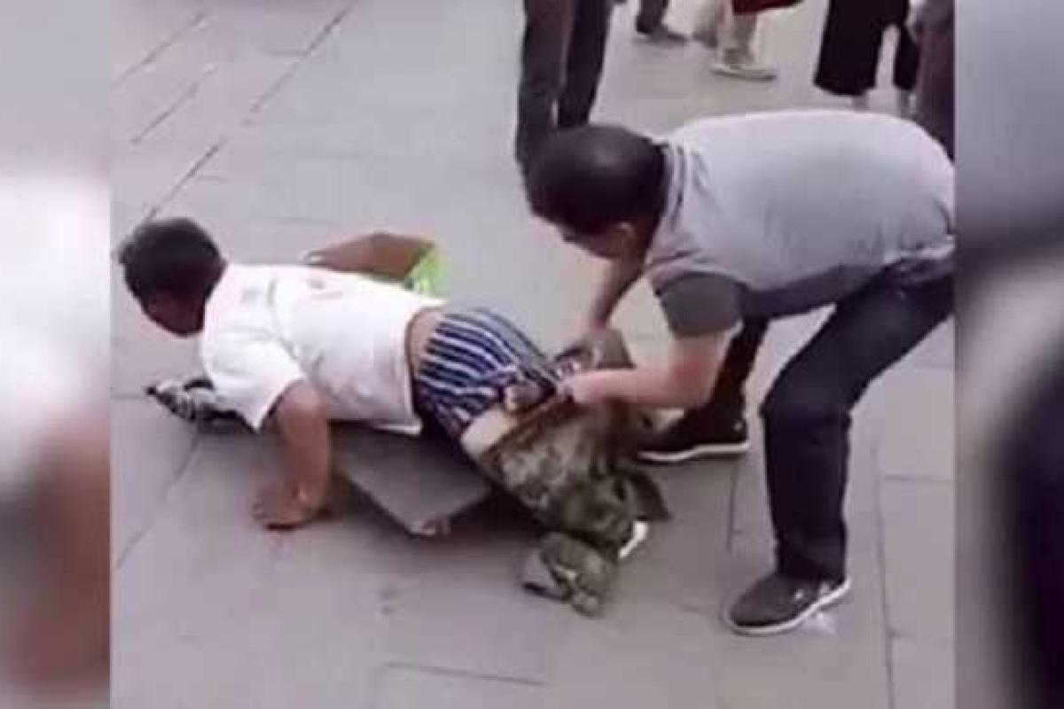 В Китае прохожему понадобилось чуть больше минуты, чтобы исцелить попрошайку-инвалида В Китае прохожему понадобилось чуть больше минуты, чтобы исцелить попрошайку-инвалида