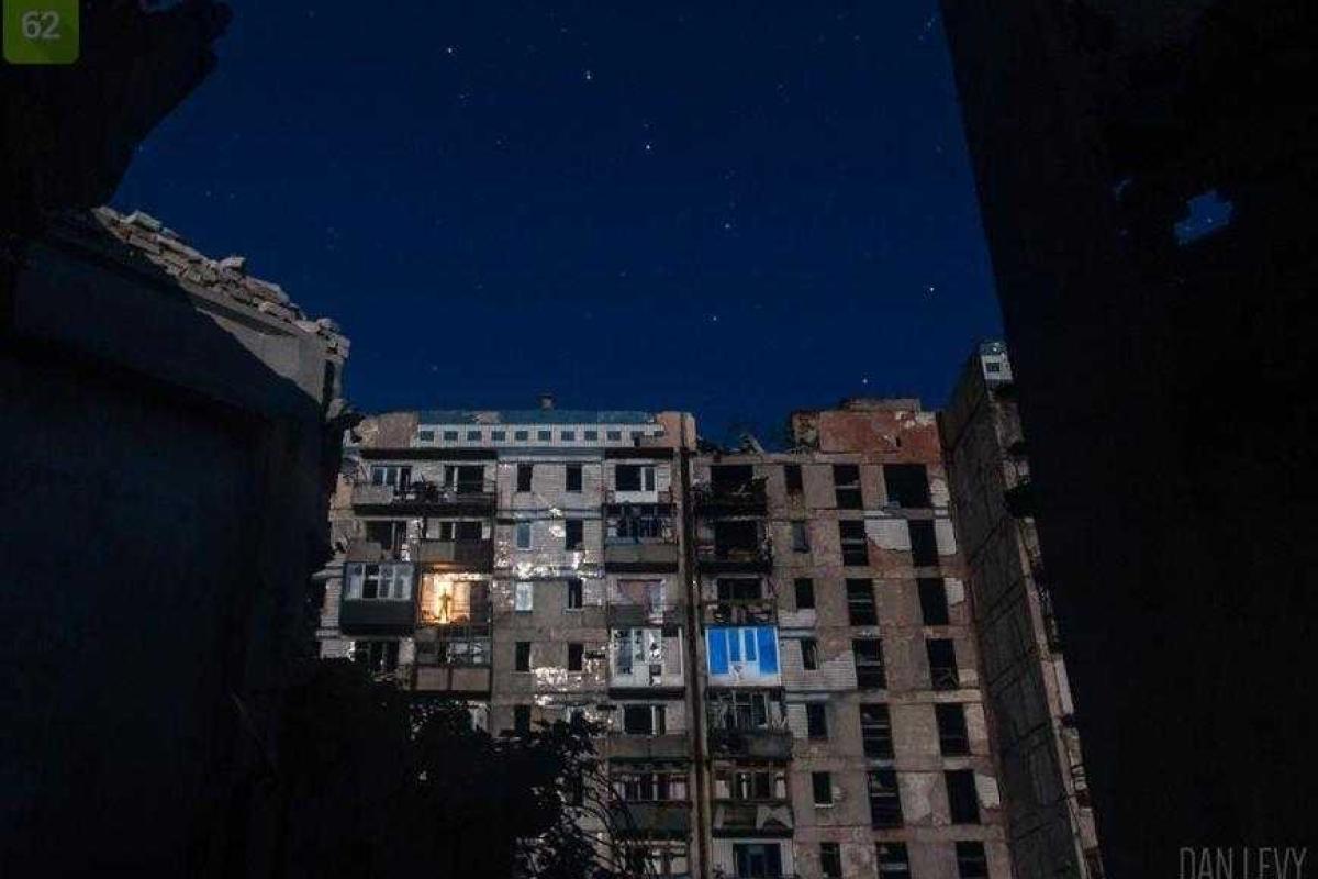 В сети опубликовано сюрреалистическое фото брошенной многоэтажки в Донецке