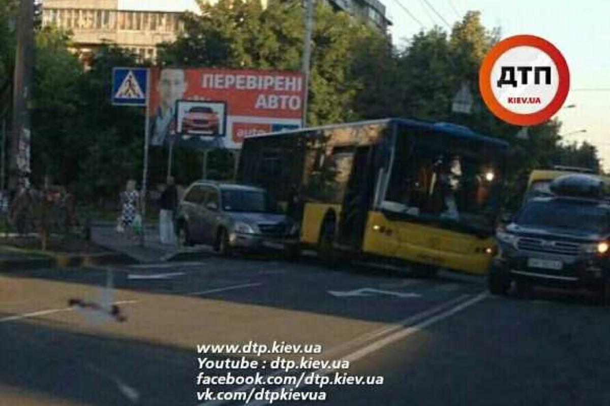 ДТП в Киеве: авто протаранило автобус и чуть не перевернуло его