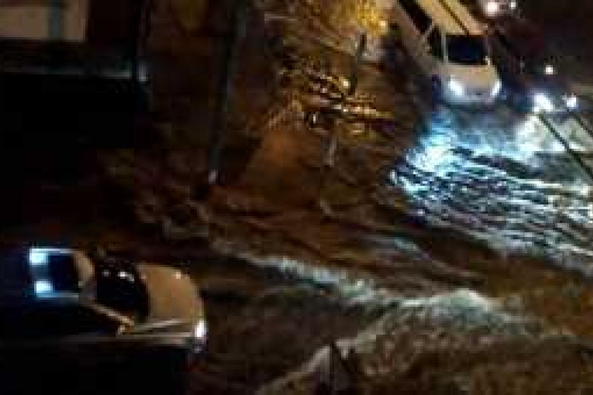 В России мощные потоки дождевой воды смыли девушку под машину В России мощные потоки дождевой воды смыли девушку под машину