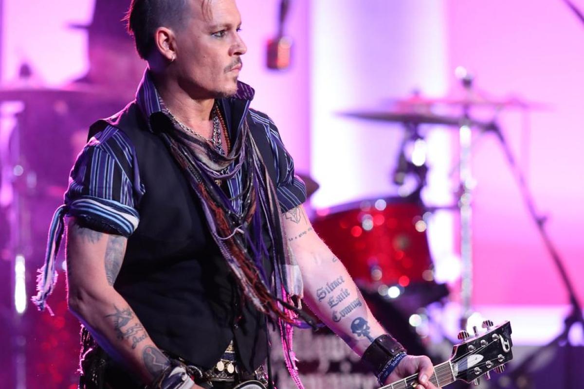 Джонни Депп в рокерском наряде впервые вышел в свет после расставания с Эмбер Херд Джонни Депп в рокерском наряде впервые вышел в свет после расставания с Эмбер Херд