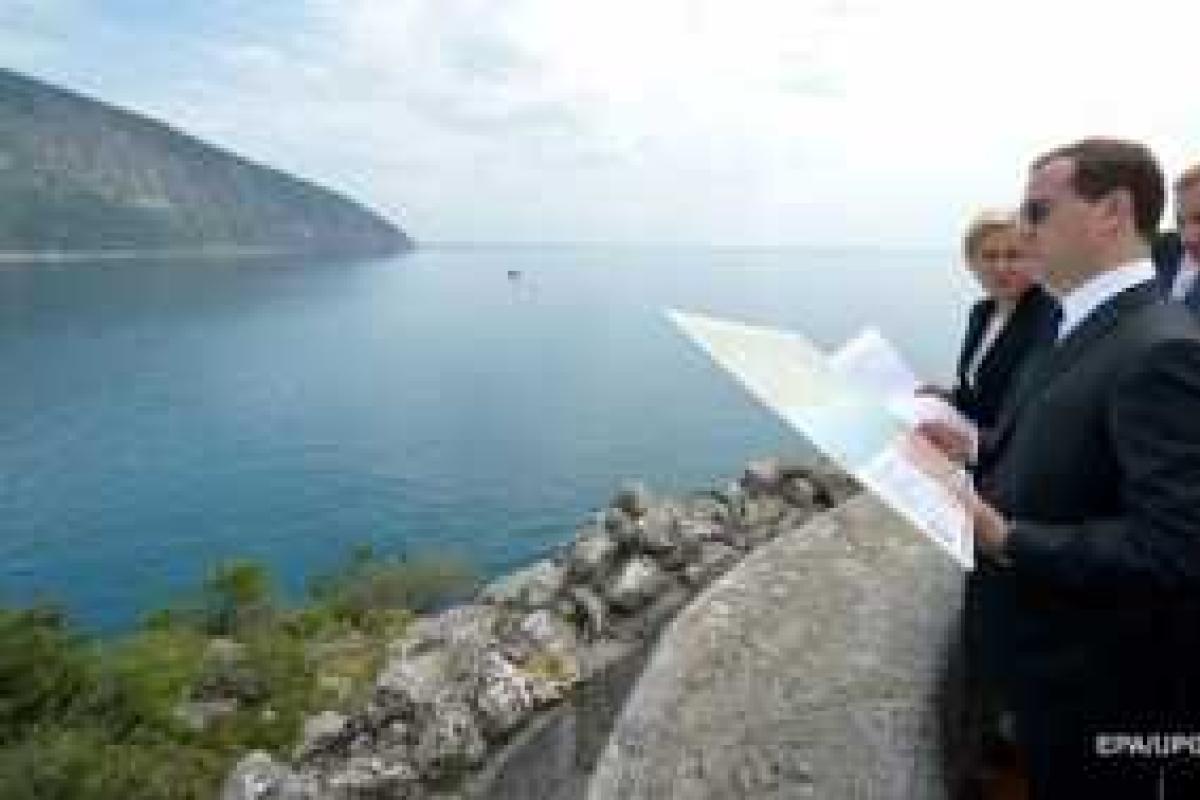 Премьер-министр РФ проверит качество дорог в аннексированном Крыму 