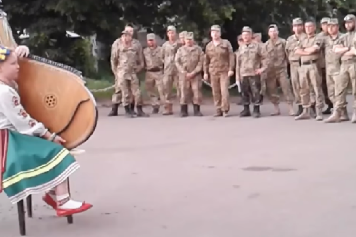 Сеть растрогало видео о маленькой девочке, которая со слезами читала стихотворение для бойцов ВСУ Сеть растрогало видео о маленькой девочке, которая со слезами читала стихотворение для бойцов ВСУ