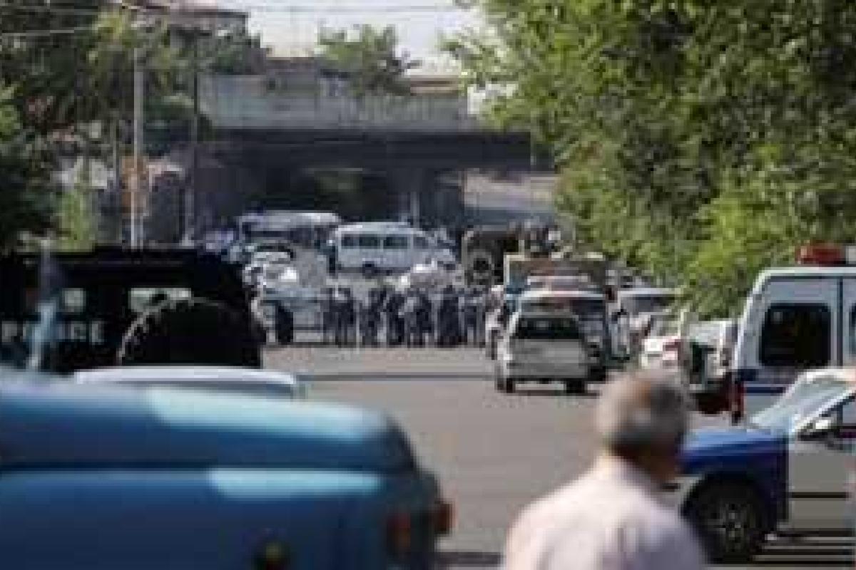 Захватчики здания полиции в Ереване выдвигают новые требования Захватчики здания полиции в Ереване выдвигают новые требования