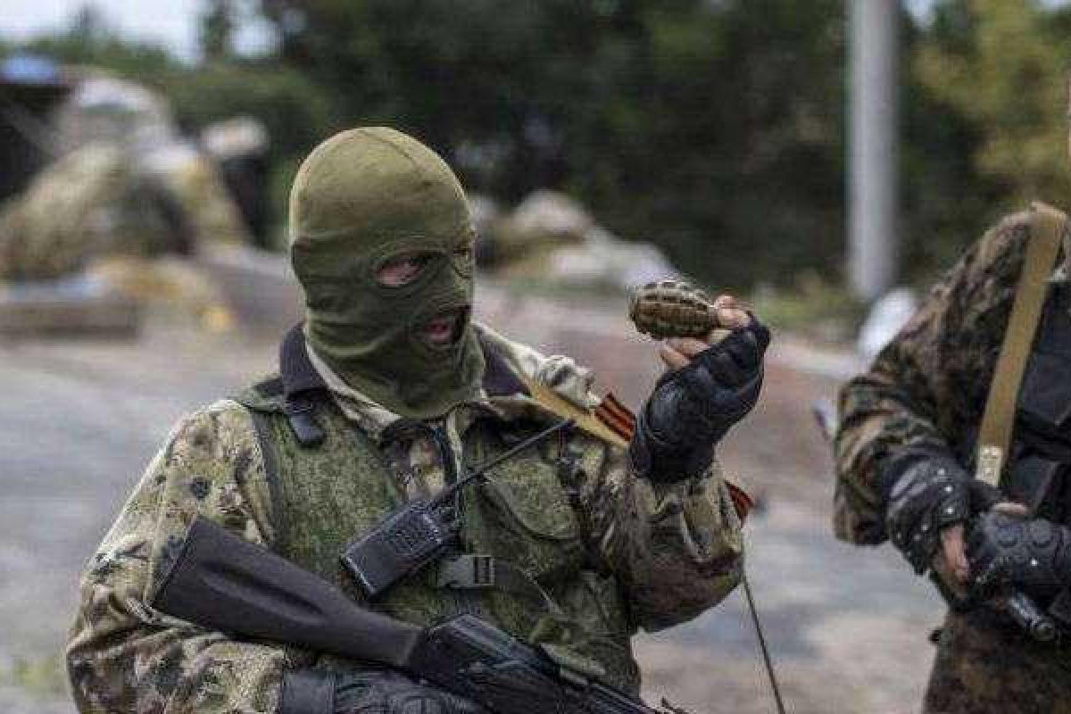 Военнослужащие РФ на Донбассе хотели изнасиловать пожилую женщину Военнослужащие РФ на Донбассе хотели изнасиловать пожилую женщину