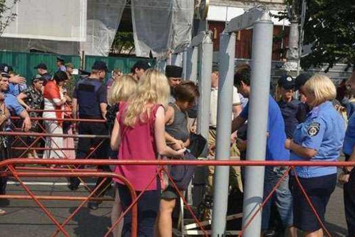 В Киеве полиция обнаружила у участников крестного хода холодное оружие В Киеве полиция обнаружила у участников крестного хода холодное оружие