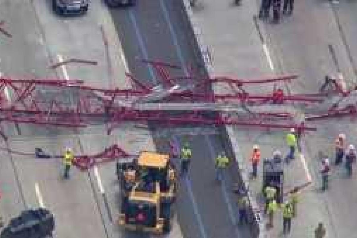 В Нью-Йорке строительный кран рухнул прямо на мост, есть пострадавшие В Нью-Йорке строительный кран рухнул прямо на мост, есть пострадавшие