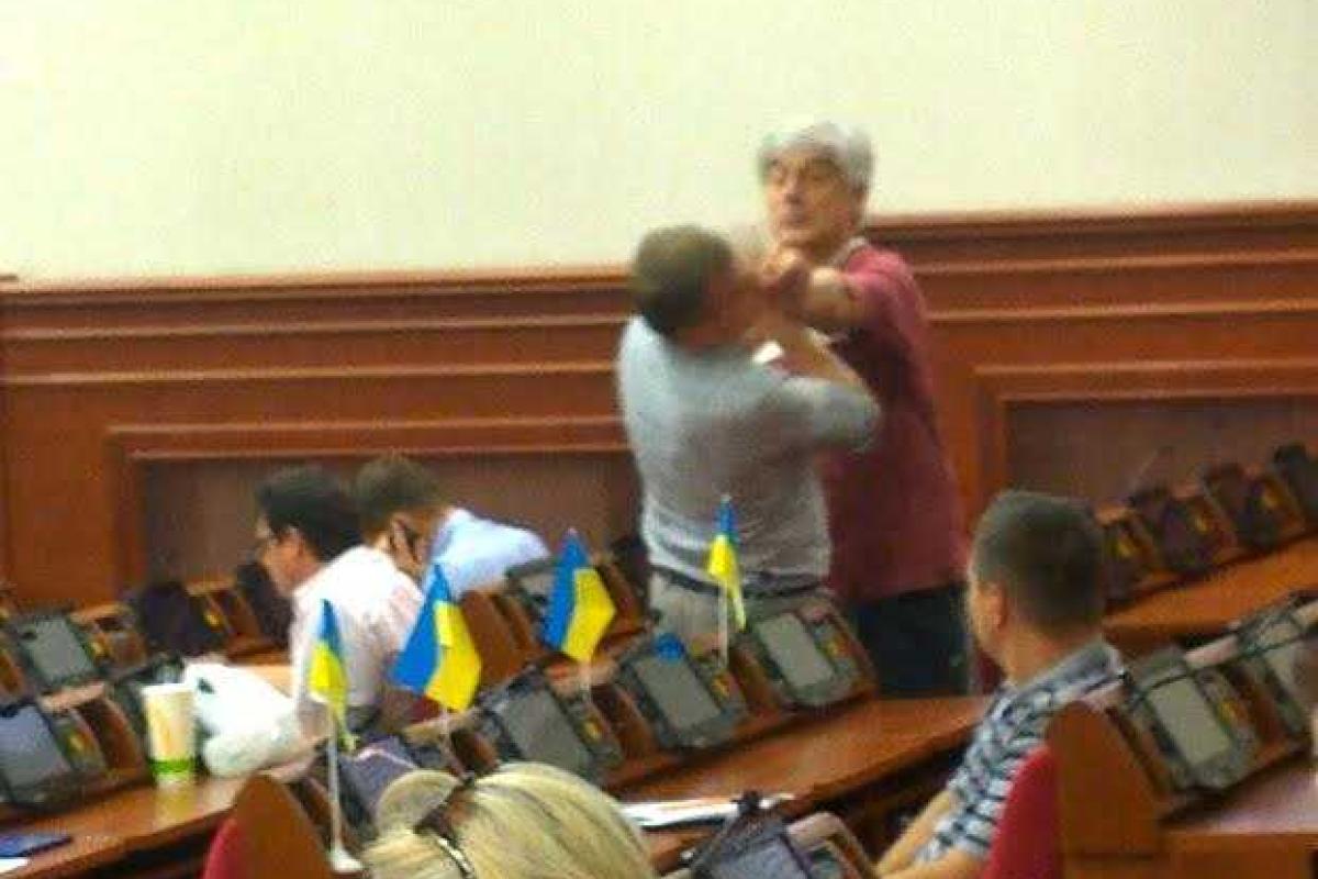 В сессионном зале Киевсовета "киборг" избил депутата за откровенную ложь