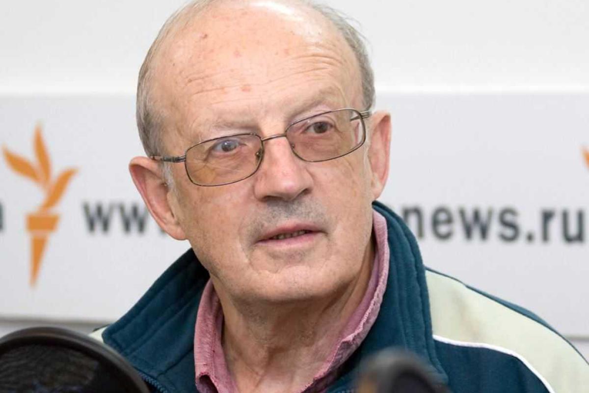 Фейгин: ФСБ сейчас ломает дверь в квартиру Пионтковского Фейгин: ФСБ сейчас ломает дверь в квартиру Пионтковского