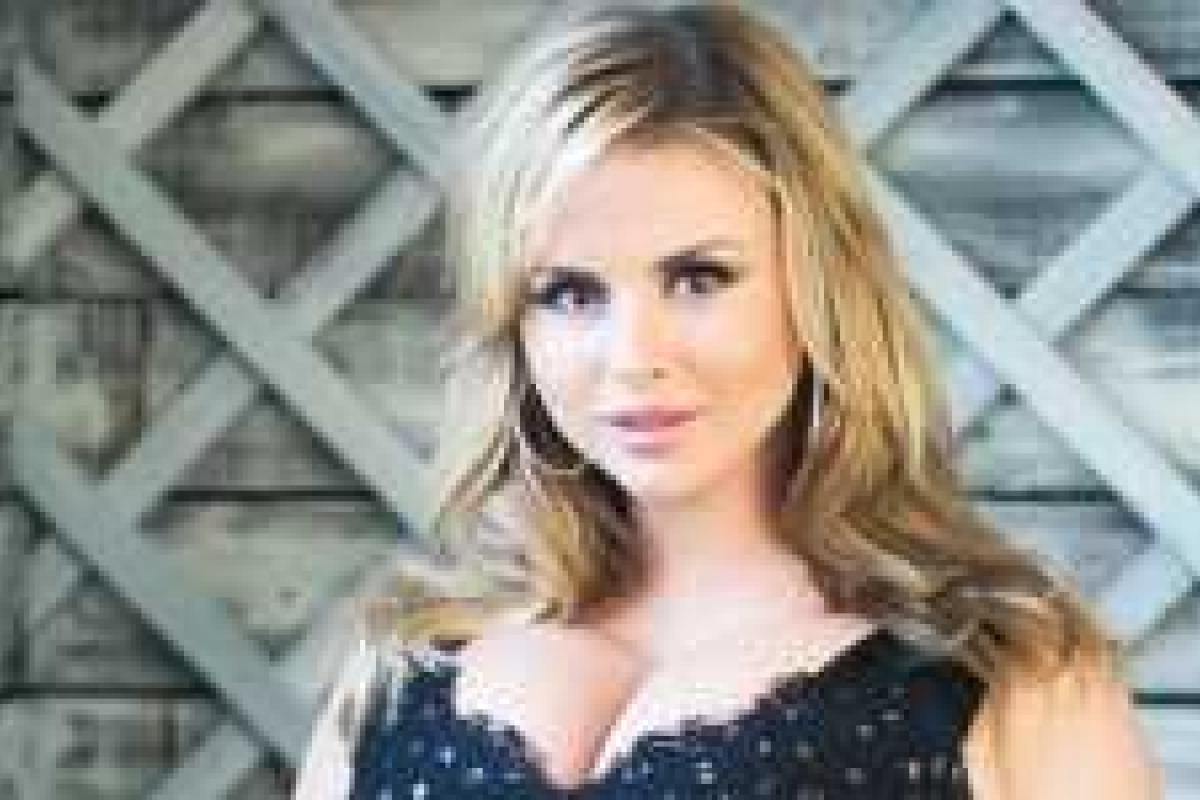 Анна Семенович показала соблазнительные формы в купальнике