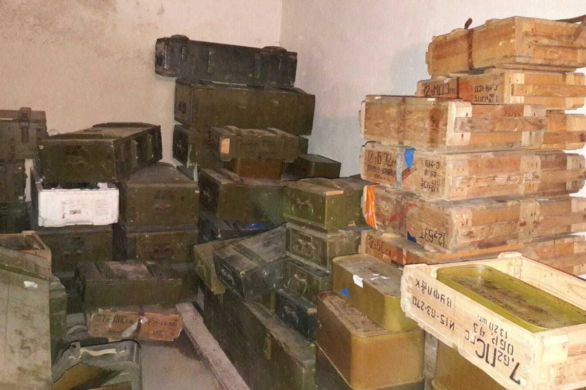 На базе полка "Днепр" продолжается спецоперация: найдено рекордное количество боеприпасов, похищенных из зоны АТО