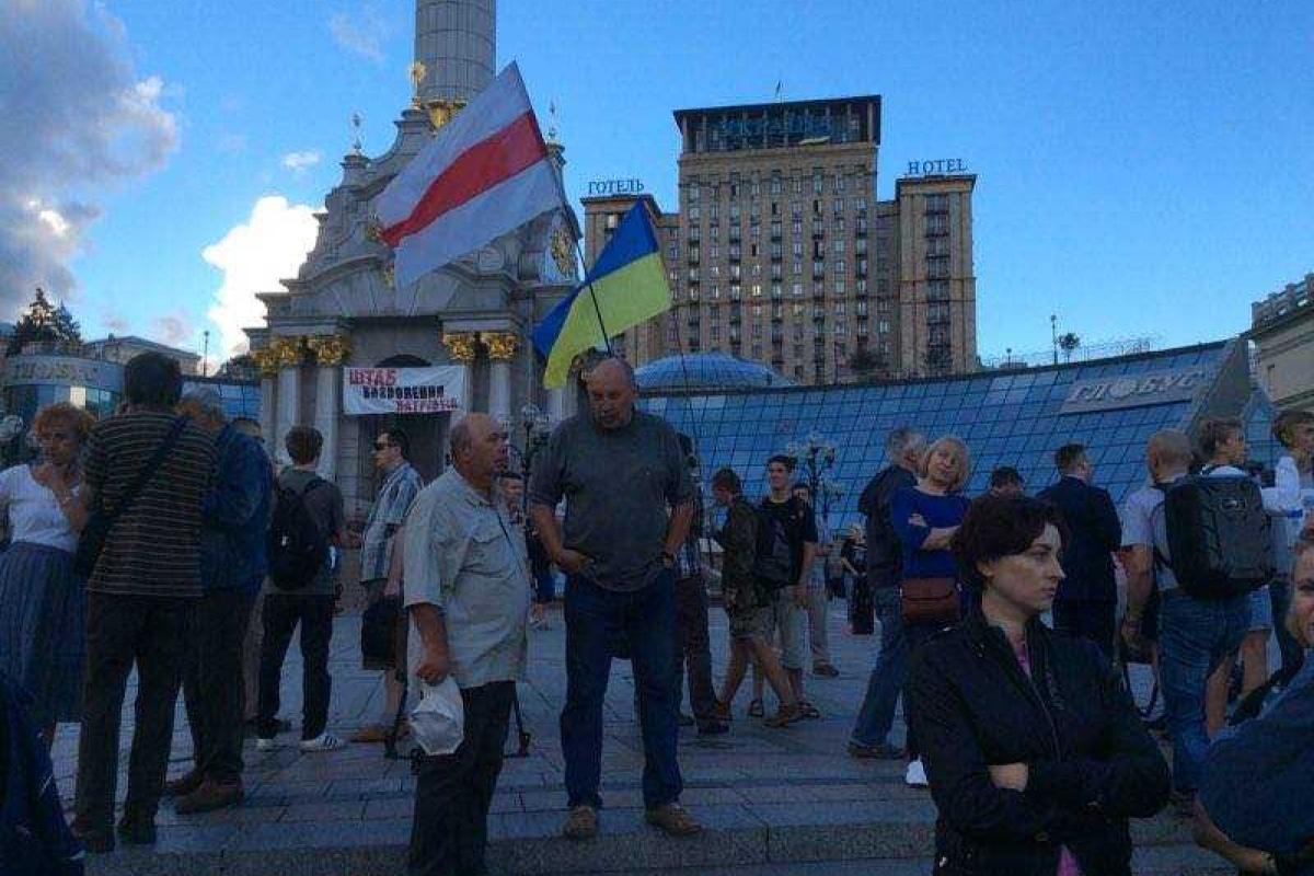 Люди собираются на Майдане, чтобы почтить память Павла Шеремета Люди собираются на Майдане, чтобы почтить память Павла Шеремета
