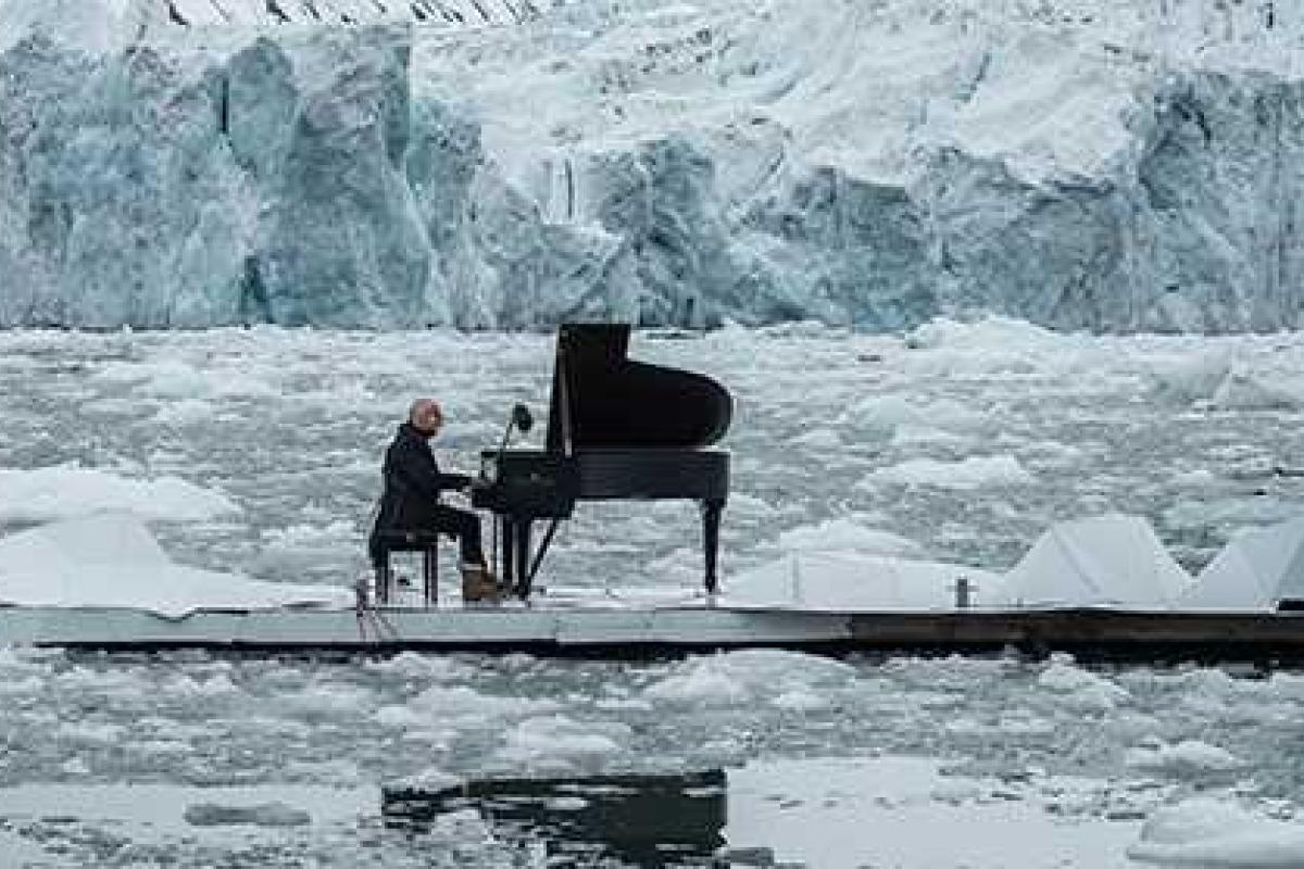 Итальянский композитор сыграл на рояле на фоне тающего ледника