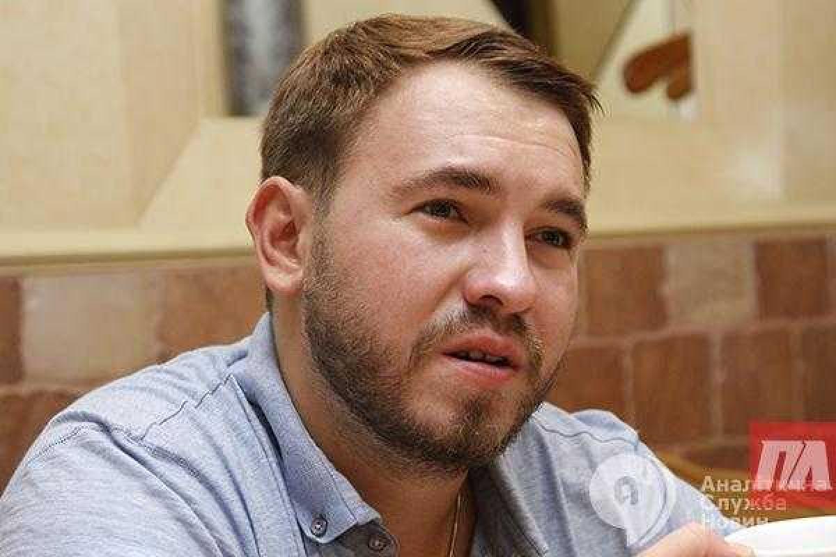 Андрею Лозовому, который забирал из суда "Батю", разбили машину