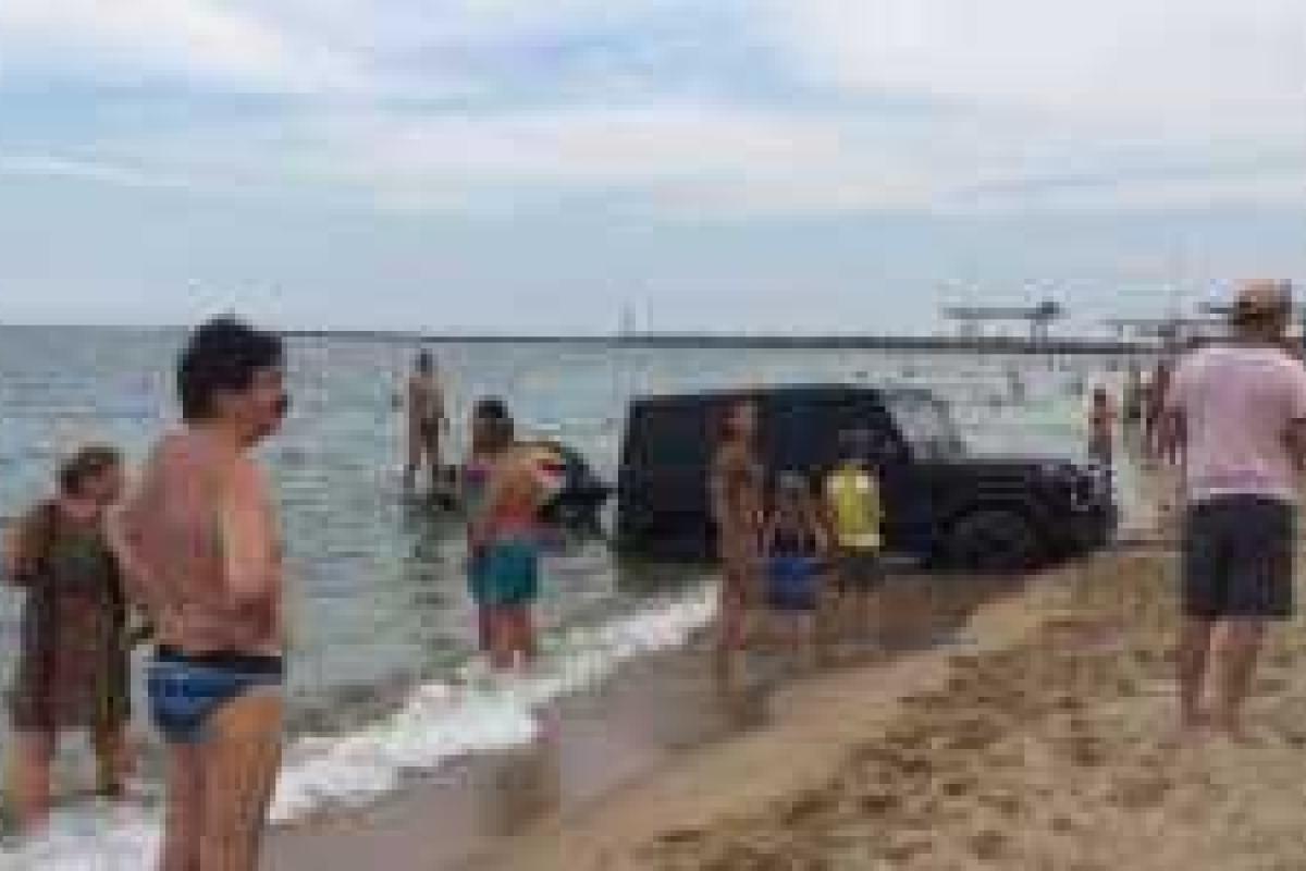 Gelandewagen искупался на морском пляже в Одессе - соцсети Gelandewagen искупался на морском пляже в Одессе - соцсети