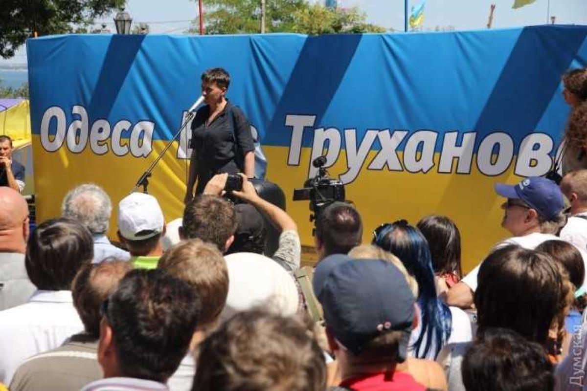 В Одессе в Надежду Савченко летели яйца В Одессе в Надежду Савченко летели яйца