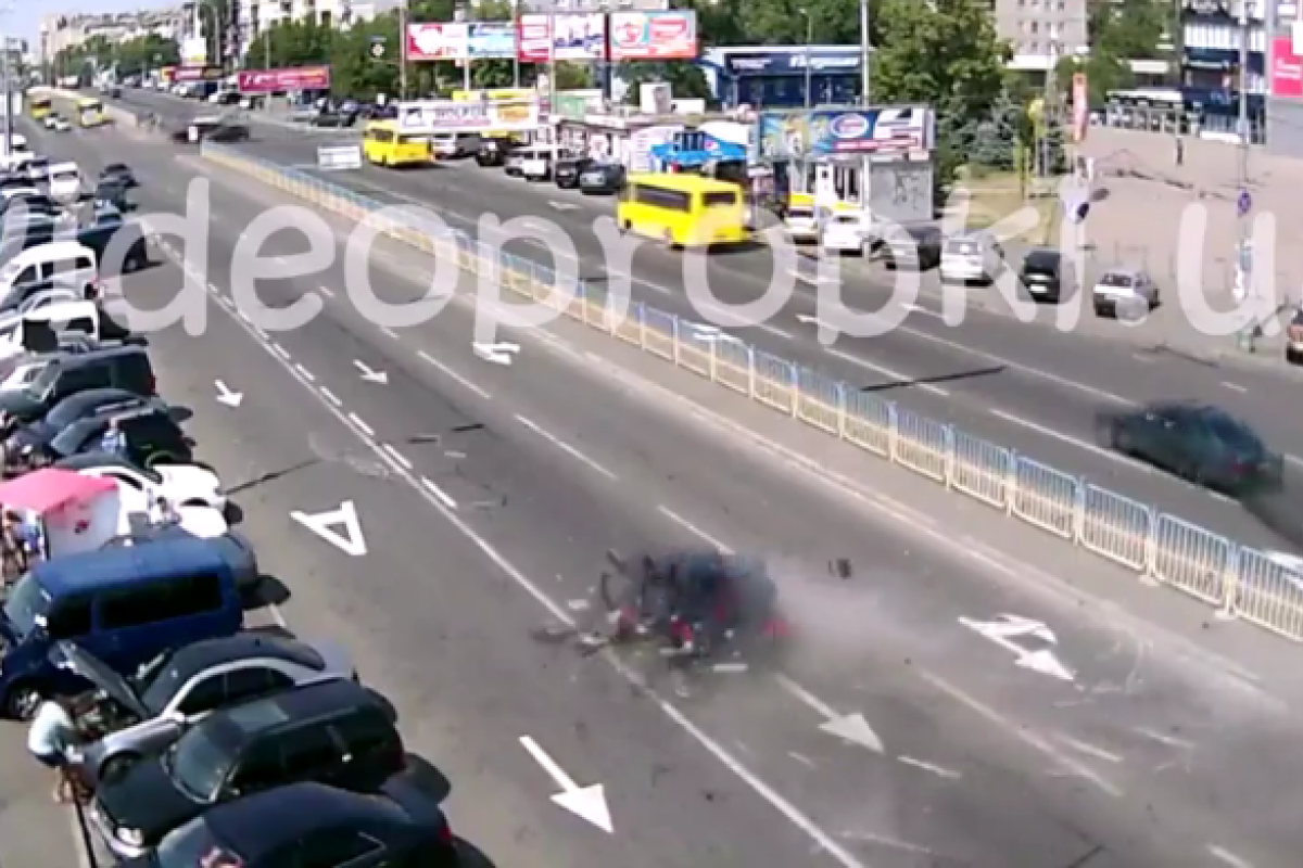 В Киеве неуправляемое авто протаранило отбойник и вылетело на встречку, есть раненые