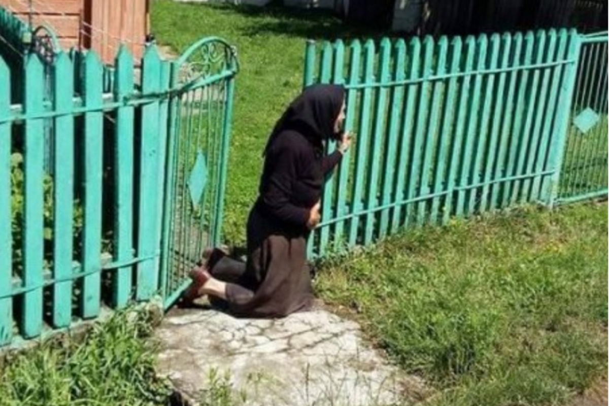 Соцсети растрогало фото бабушки, провожающей погибшего бойца АТО Соцсети растрогало фото бабушки, провожающей погибшего бойца АТО