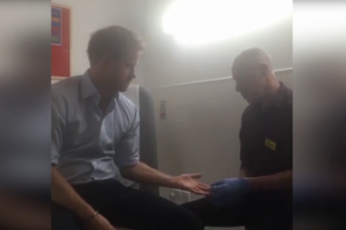 Британский принц Гарри сдал тест на ВИЧ в прямом эфире Британский принц Гарри сдал тест на ВИЧ в прямом эфире