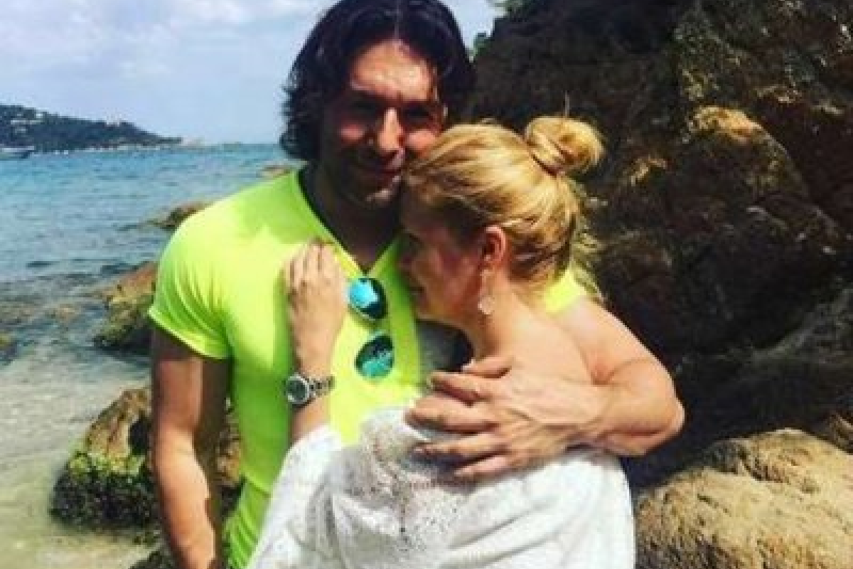 Андрей Малахов с женой посетили известный нудистский пляж во Франции