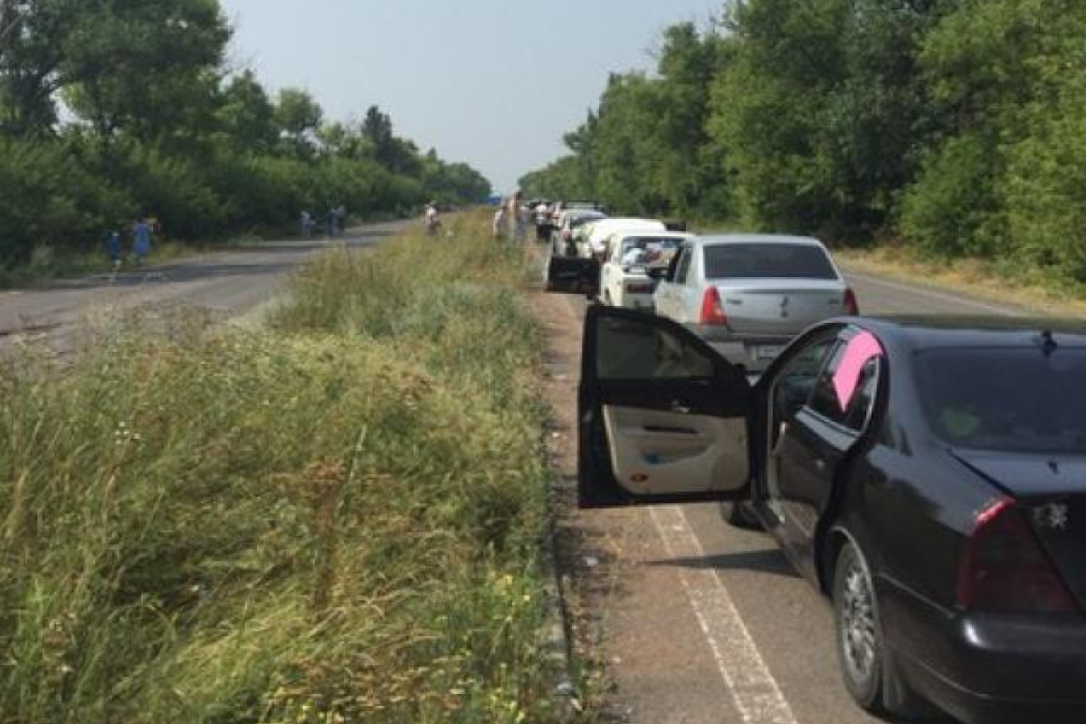 На блокпостах огромные очереди: в Марьинке и на Перлине ночевали сотни автомобилей