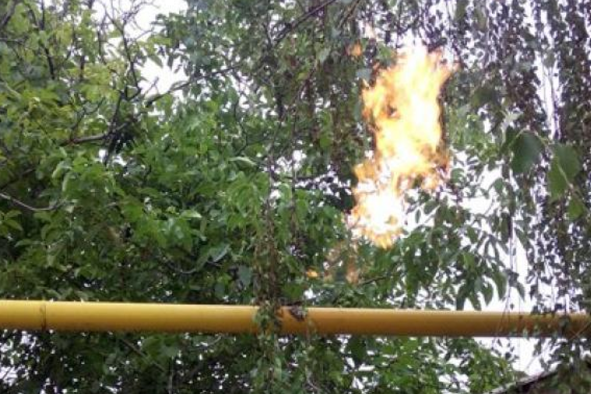 В Авдеевке при обстреле пробило газовую трубу, загорелся газ