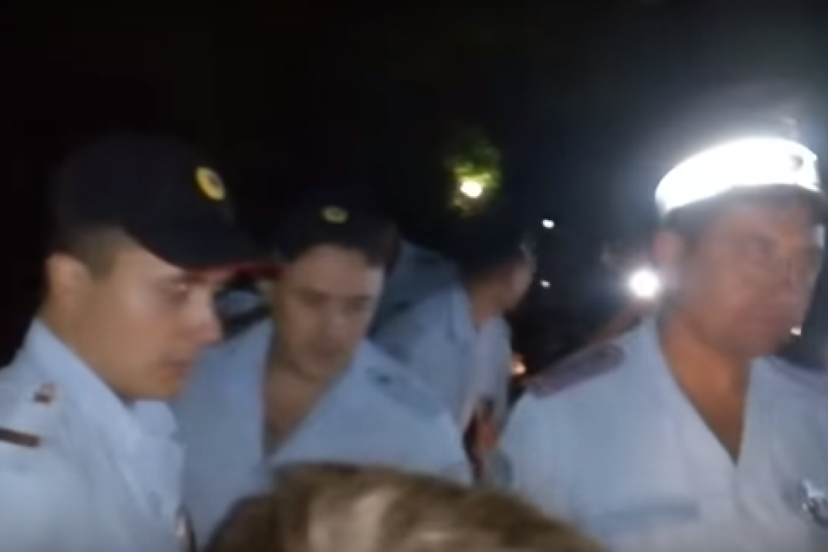 В Крыму произошло столкновение между местными жителями и сотрудниками "МВД" В Крыму произошло столкновение между местными жителями и сотрудниками "МВД"