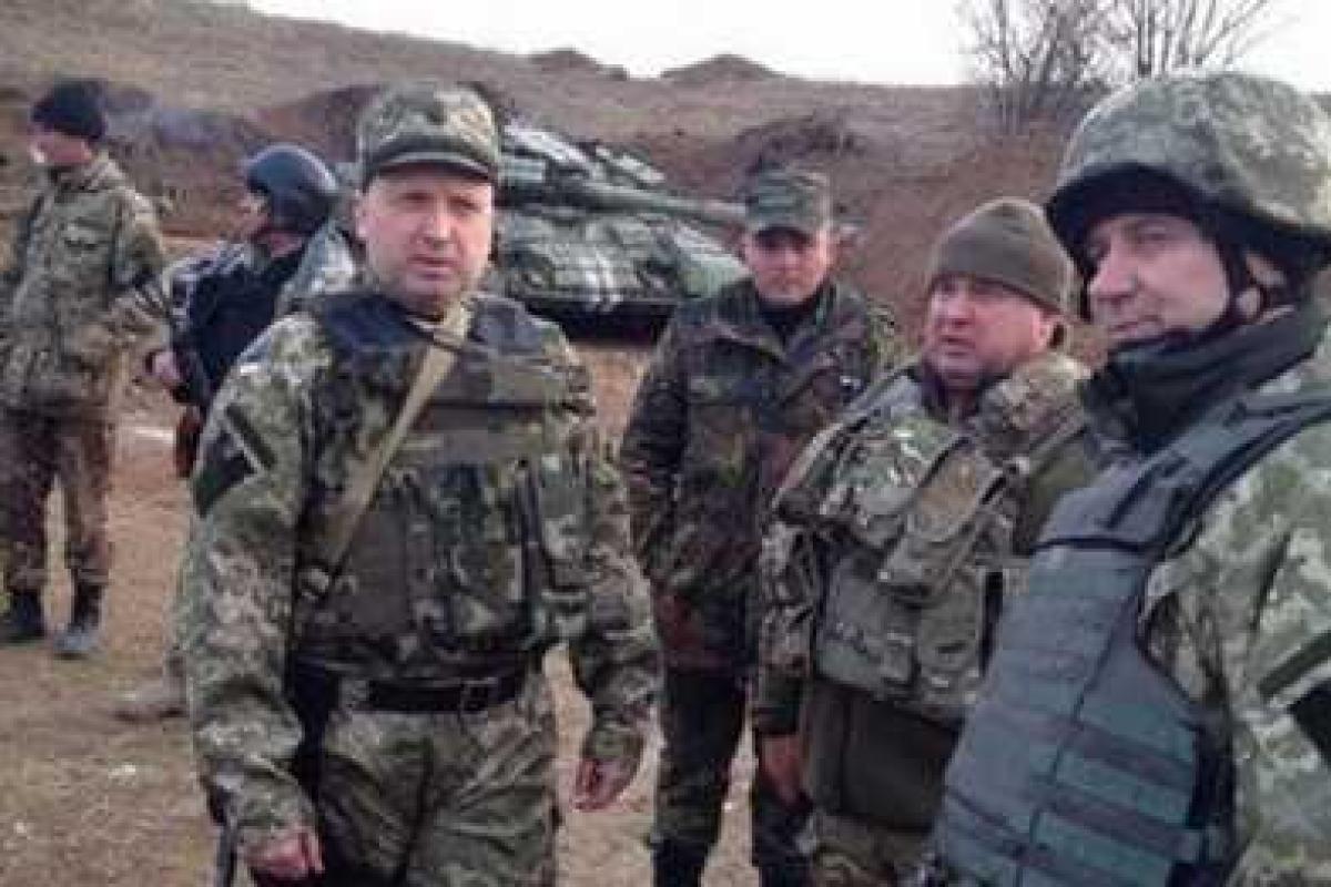 Турчинов посетил позиции бойцов ВСУ в районе Мариуполя Турчинов посетил позиции бойцов ВСУ в районе Мариуполя