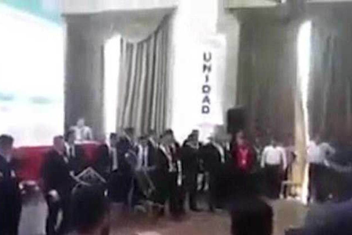 Мексиканские учителя устроили массовое побоище Мексиканские учителя устроили массовое побоище