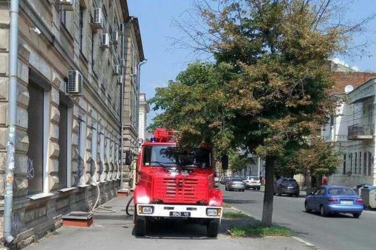 В Харькове горит здание Апелляционного суда В Харькове горит здание Апелляционного суда