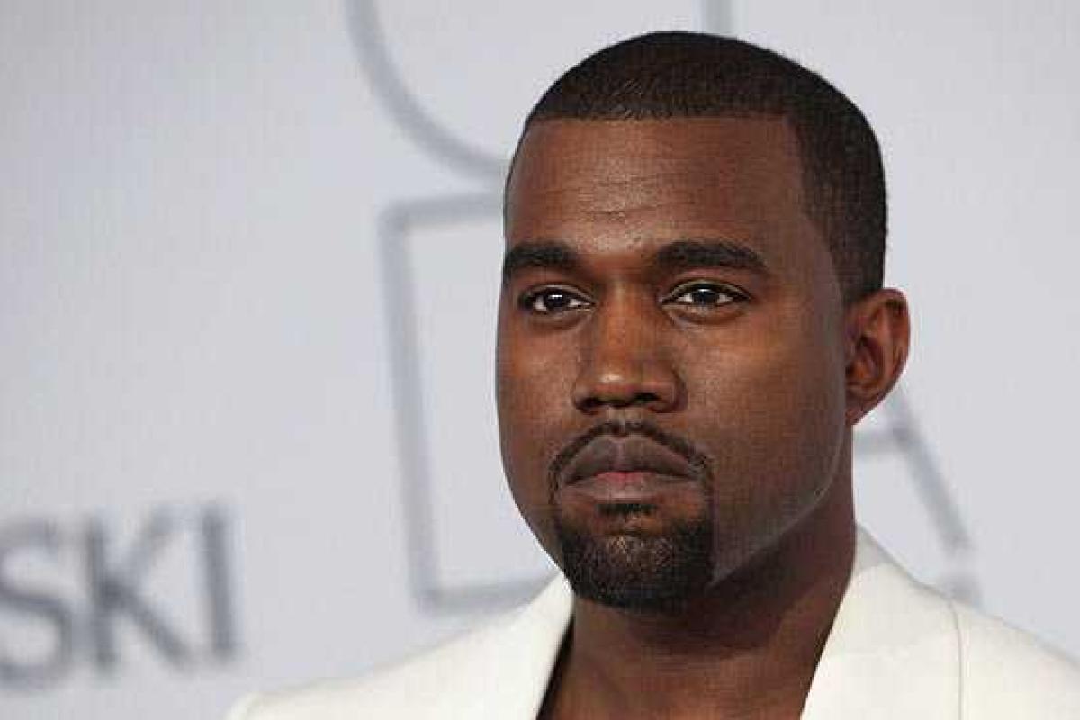 Канье Уэст на глазах у супруги Ким Кардашьян лег в постель с обнаженными девушками Канье Уэст на глазах у супруги Ким Кардашьян лег в постель с обнаженными девушками