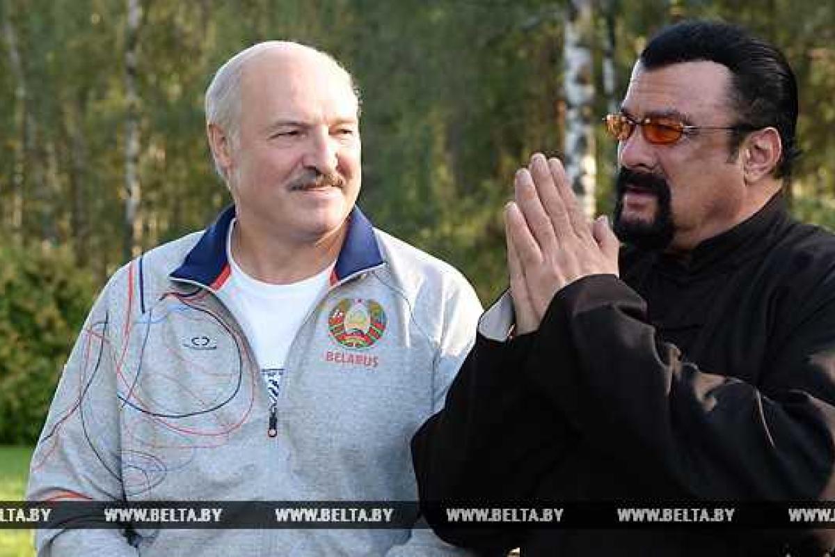 В Сети появилось видео, как Стивен Сигал ел морковку в Беларуси В Сети появилось видео, как Стивен Сигал ел морковку в Беларуси