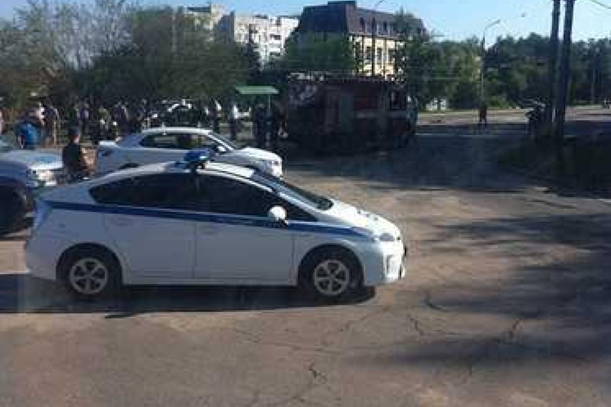 В Луганске подорвали джип В Луганске подорвали джип