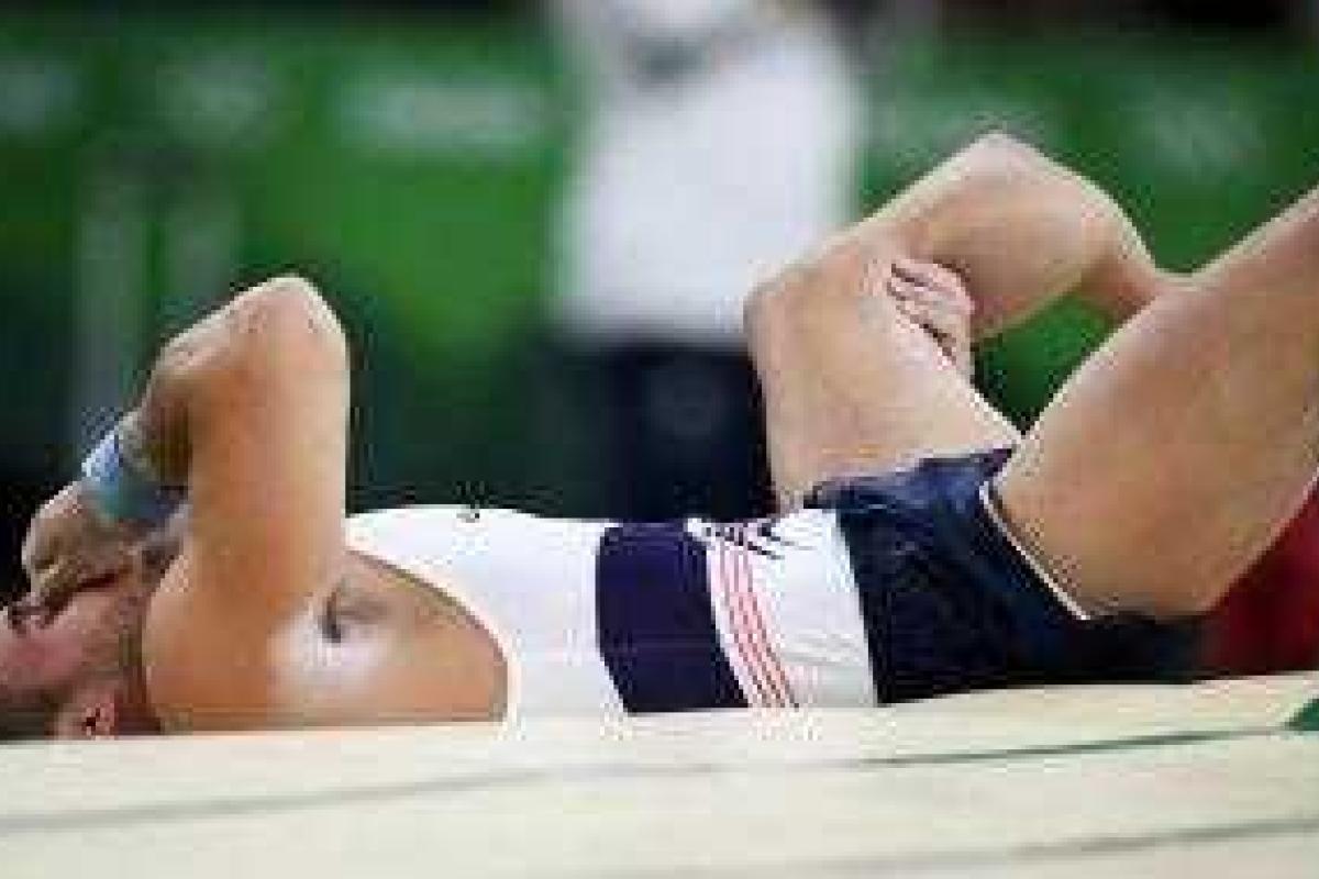 Рио-2016: Сломавшего ногу спортсмена уронили медики, в Сети появилось видео Рио-2016: Сломавшего ногу спортсмена уронили медики, в Сети появилось видео