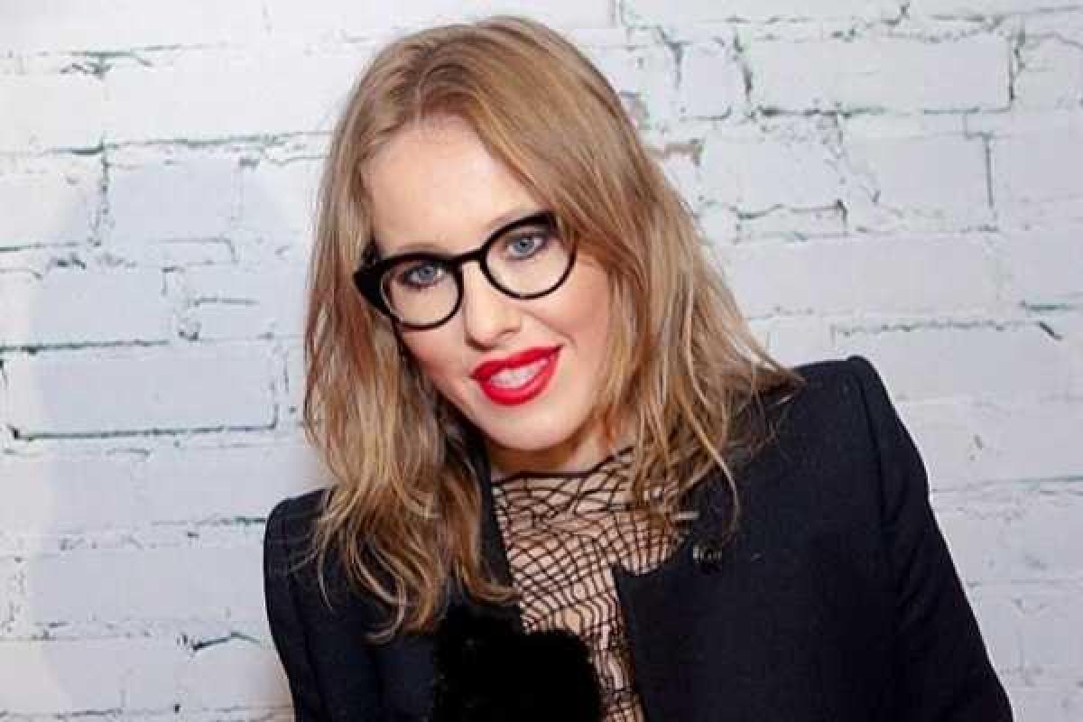 Беременная Ксения Собчак в купальнике показала округлившийся живот