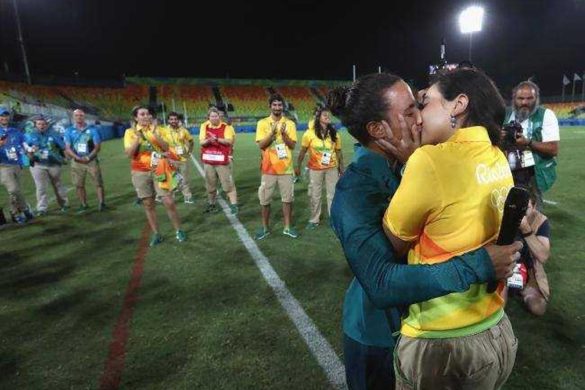 Рио-2016: сотрудник стадиона сделала предложение руки и сердца регбистке