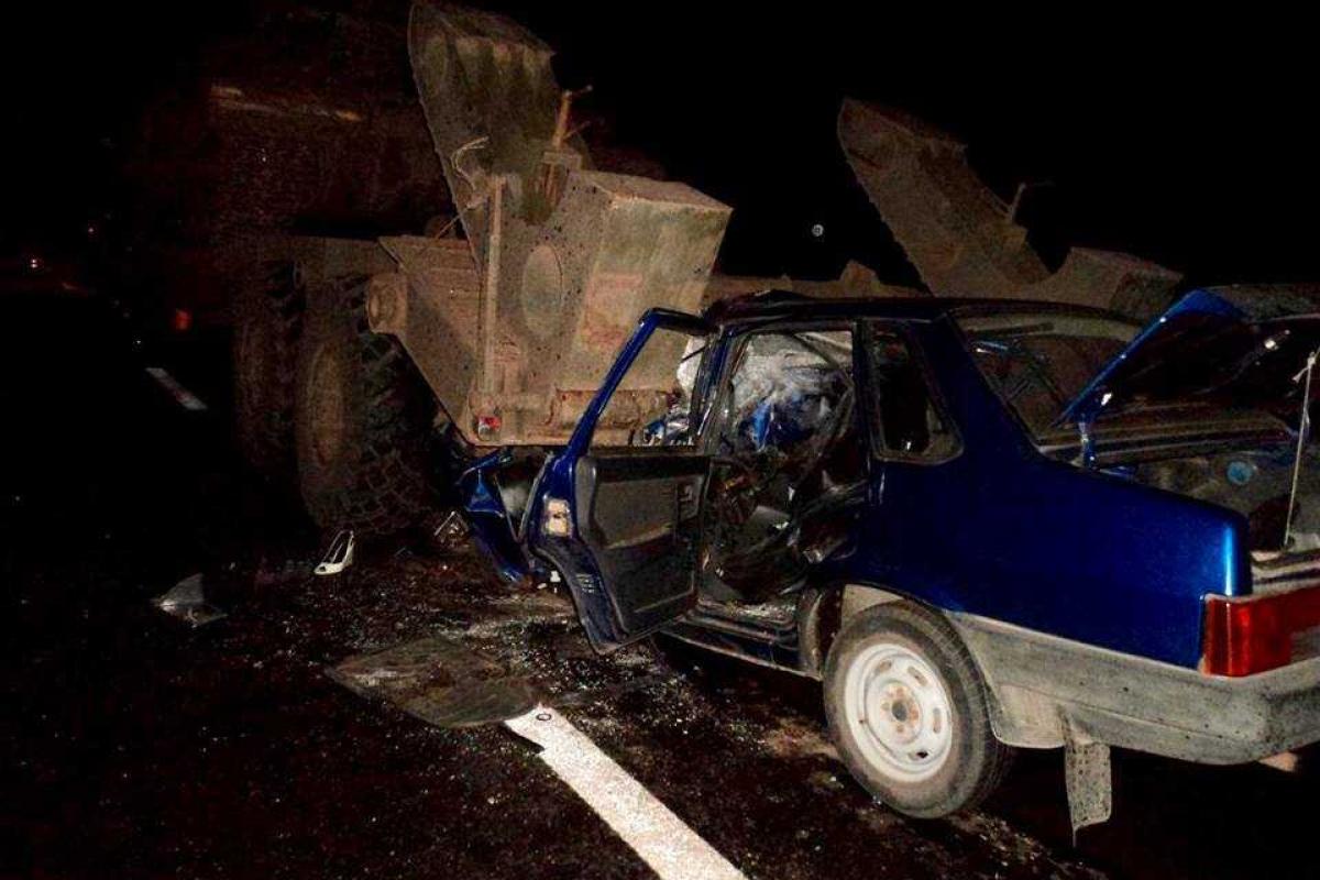 На Донетчине в ДТП с военным тягачом погибли женщина и ребенок