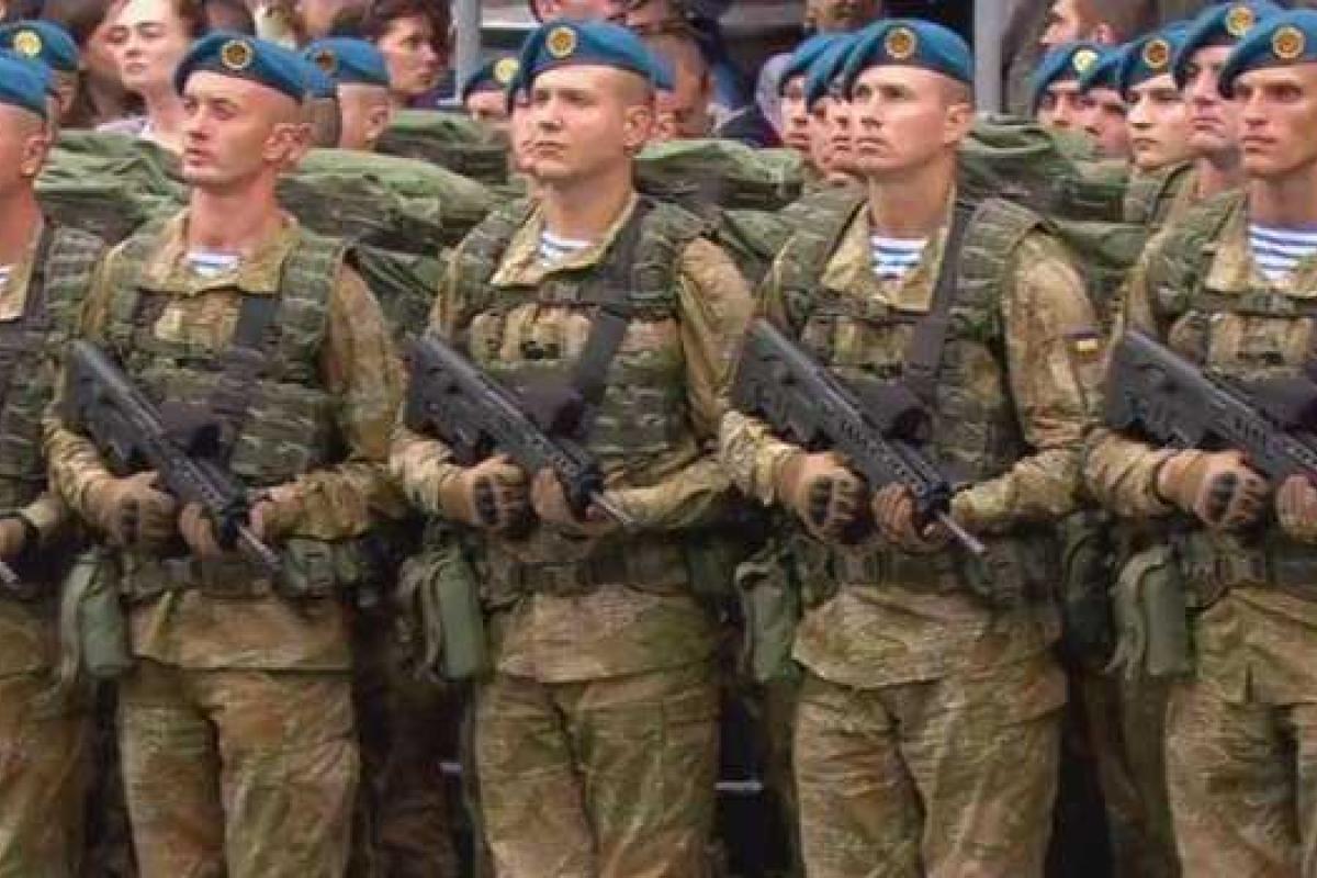 Народный депутат рассказал, с какими автоматами шли военнослужащие на параде Народный депутат рассказал, с какими автоматами шли военнослужащие на параде