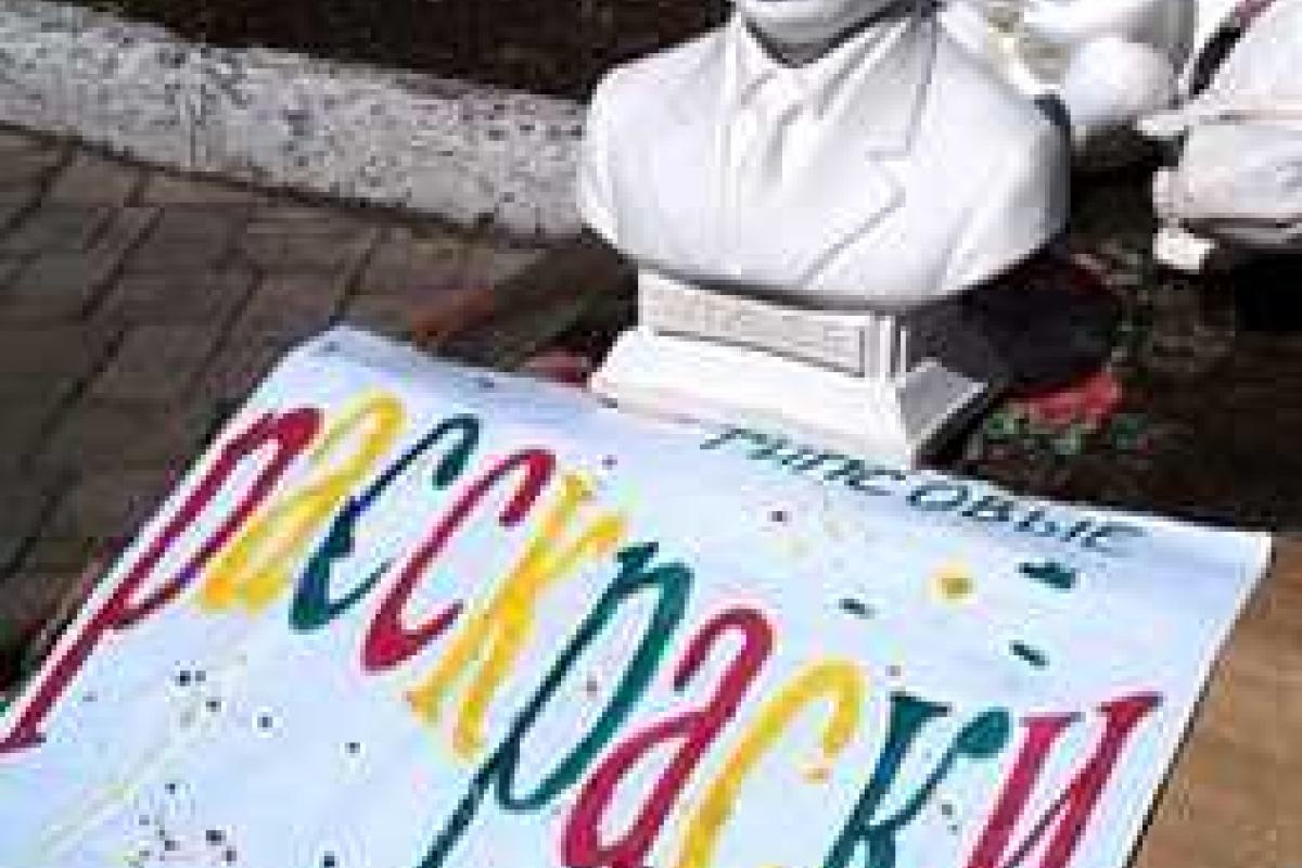 В Донецке предлагают купить и раскрасить гипсового Путина В Донецке предлагают купить и раскрасить гипсового Путина