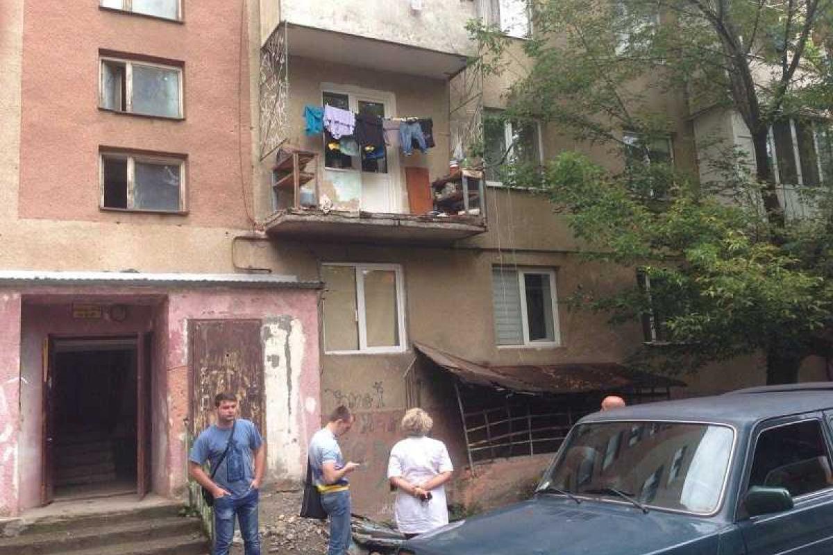 В Ужгороде 30-летний мужчина упал со второго этажа вместе с ограждением балкона