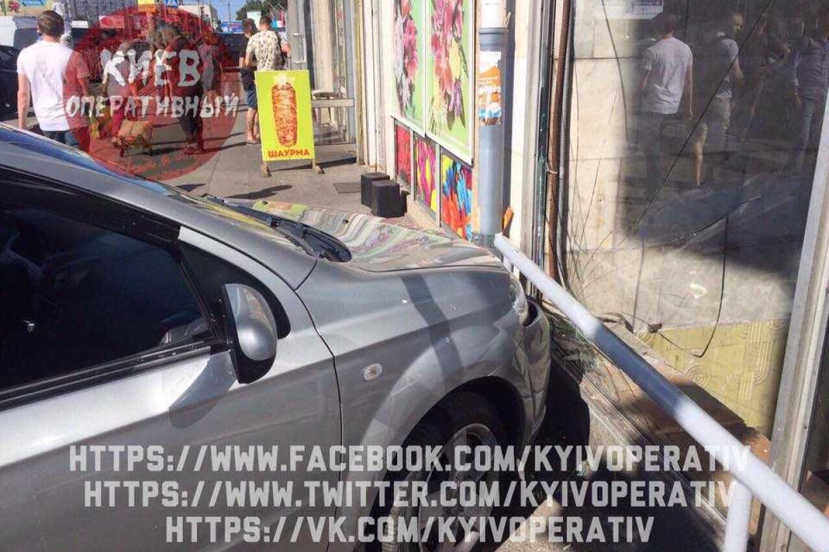 ДТП в Киеве: пьяная парочка на "Шевроле" протаранила вход в станцию метро ДТП в Киеве: пьяная парочка на "Шевроле" протаранила вход в станцию метро