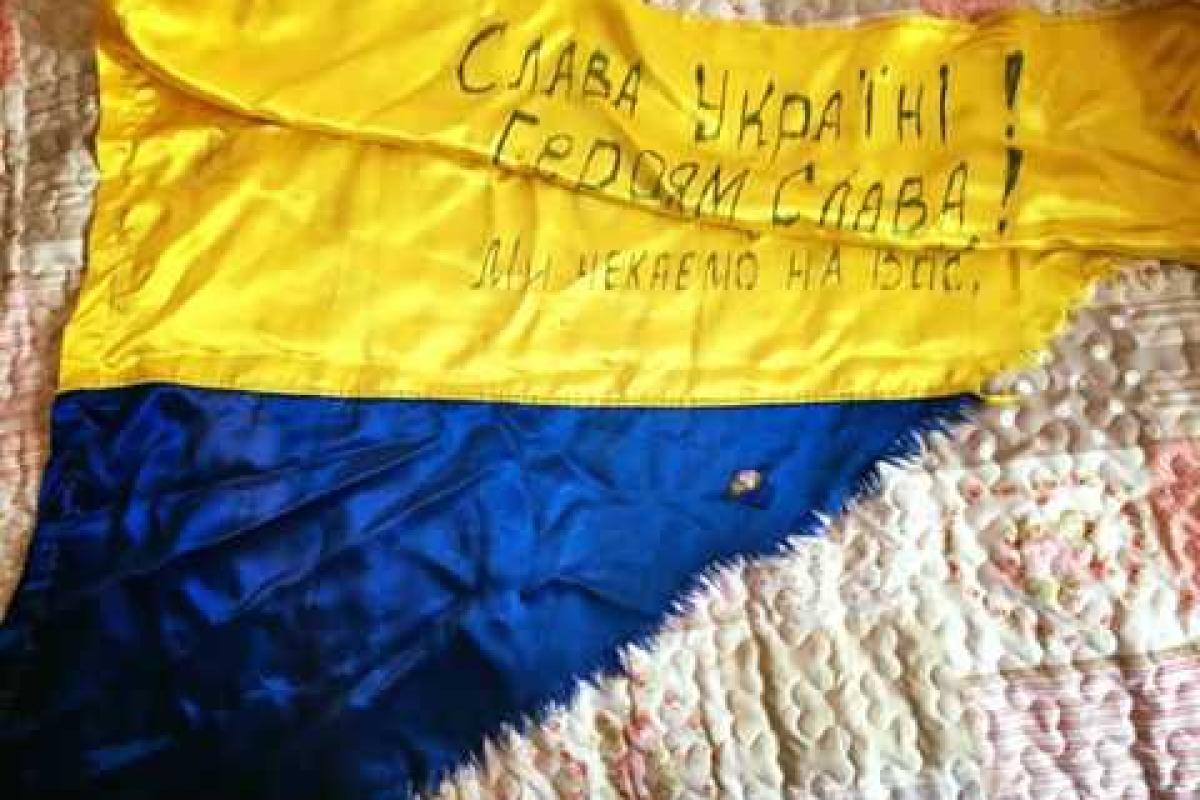 Волонтер показала украинский флаг, который удалось вырвать из рук оккупантов Волонтер показала украинский флаг, который удалось вырвать из рук оккупантов
