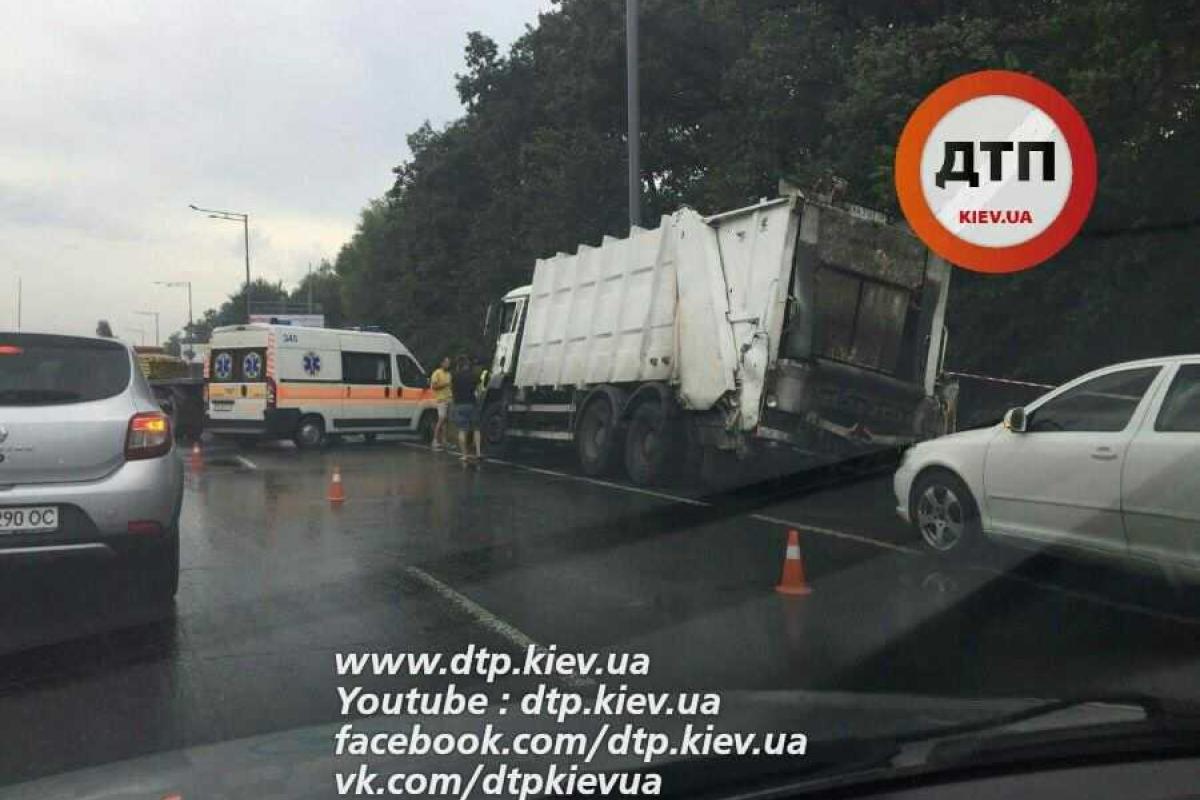 В Киеве КамАЗ врезался в мусоровоз: есть пострадавший