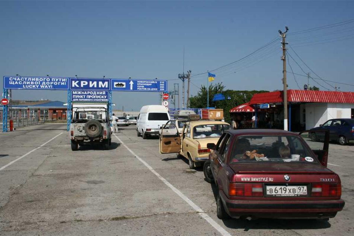 Крымчанка: Из Украины в Крым едут отдыхать фанаты "русского мира", всех мужчин на границе уводят на допрос Крымчанка: Из Украины в Крым едут отдыхать фанаты "русского мира", всех мужчин на границе уводят на допрос